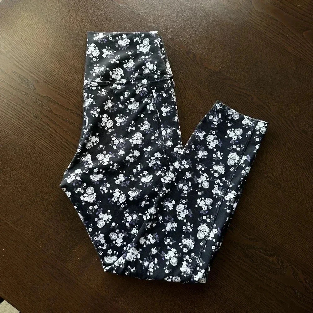 Victoria’s Secret PINK leggings Medium 3/4 length